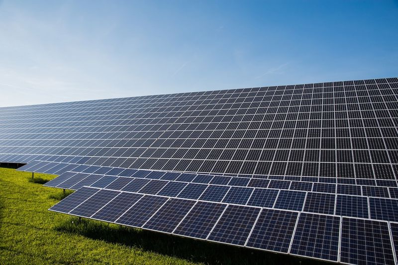 Fotovoltaico Foto di Michael Schwarzenberger da Pixabay