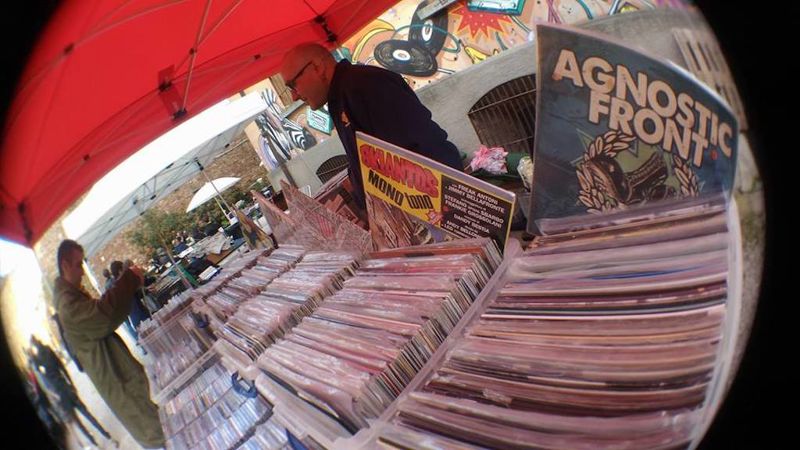 Banchi di dischi in una passata edizione