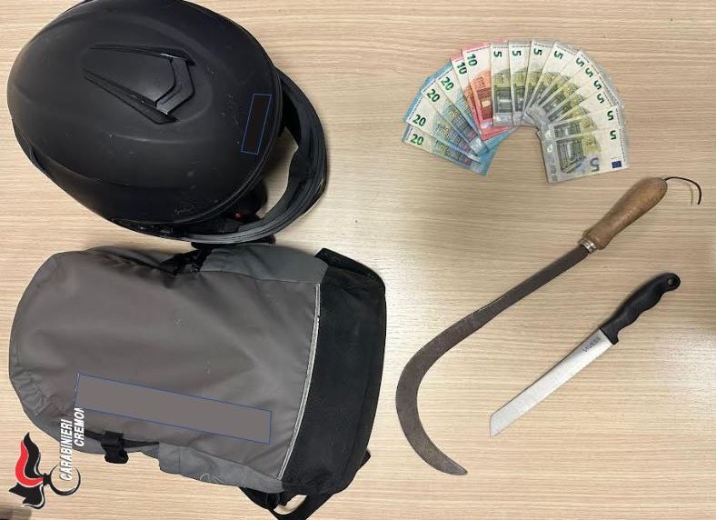 FOTO ARMI, CASCO E ZAINO SEQUESTRATI