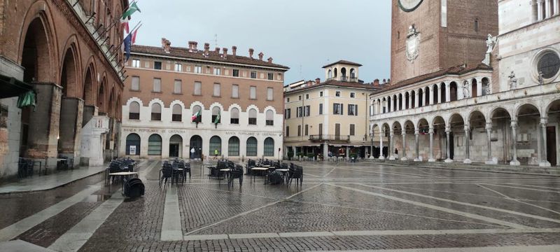 Piazza Comune Duomo sotto la pioggia